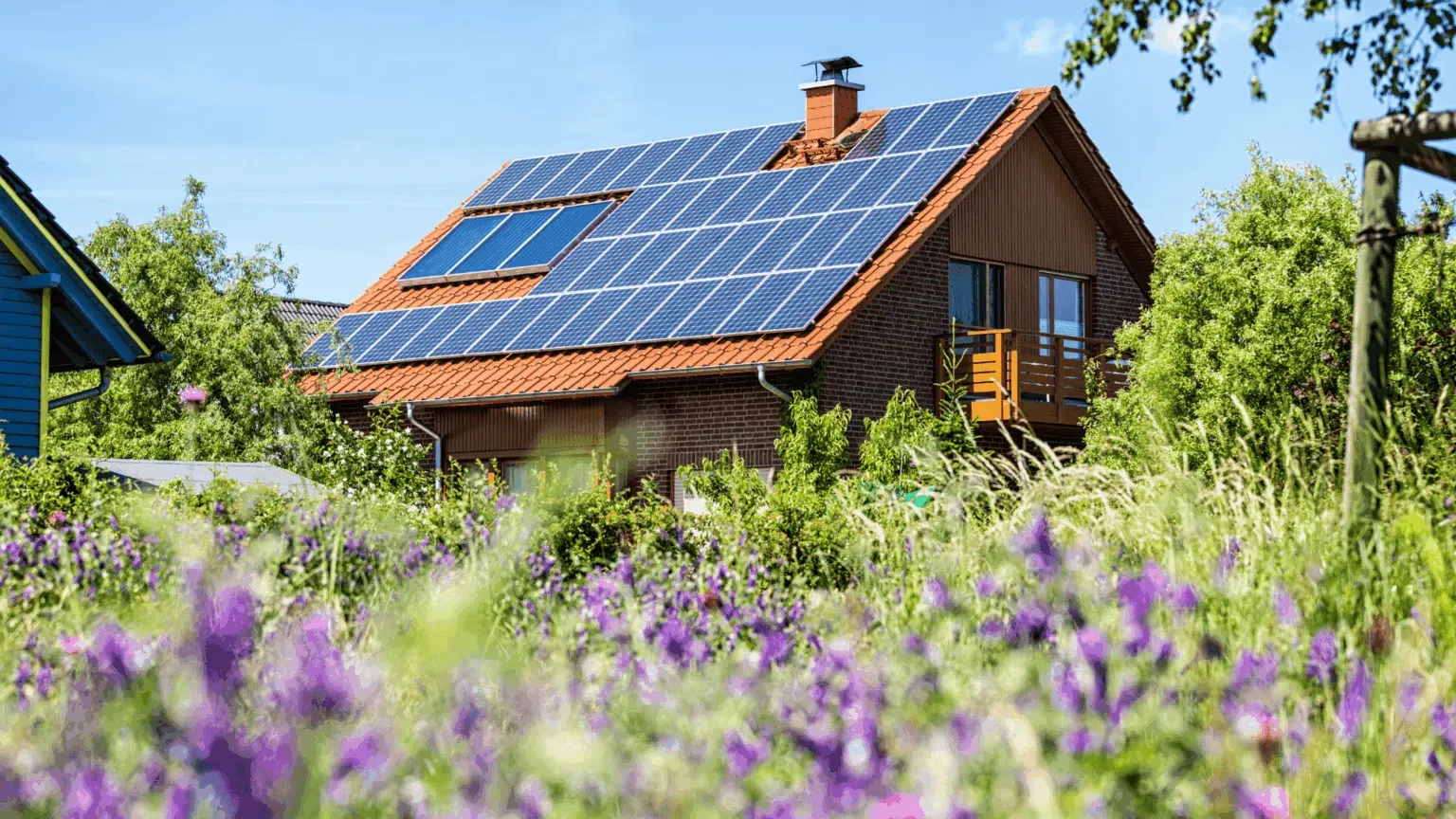 Vous êtes rarement chez vous en journée : les panneaux solaires sont-ils quand même faits pour vous ?